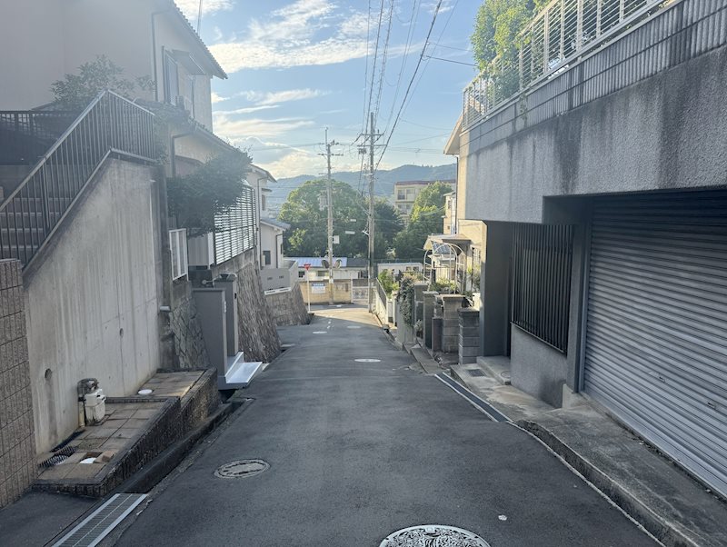 箕面市牧落5丁目　中古戸建 閑静な住宅街で良環境♪前面道路幅約４ｍございます！