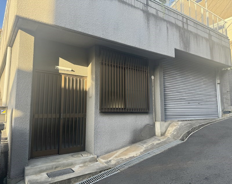箕面市牧落5丁目　中古戸建 離れと車庫部分の入り口です。間口が約１１ｍあるので広々とした印象です！