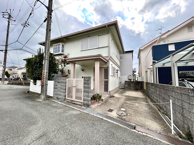 箕面市新稲6丁目 戸建 駐車スペース2台分あり！令和8年2月リフォーム完了しました。