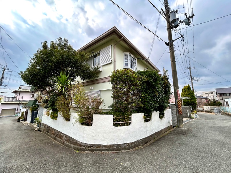 箕面市新稲6丁目 戸建 北東の角地につき、解放感があります。