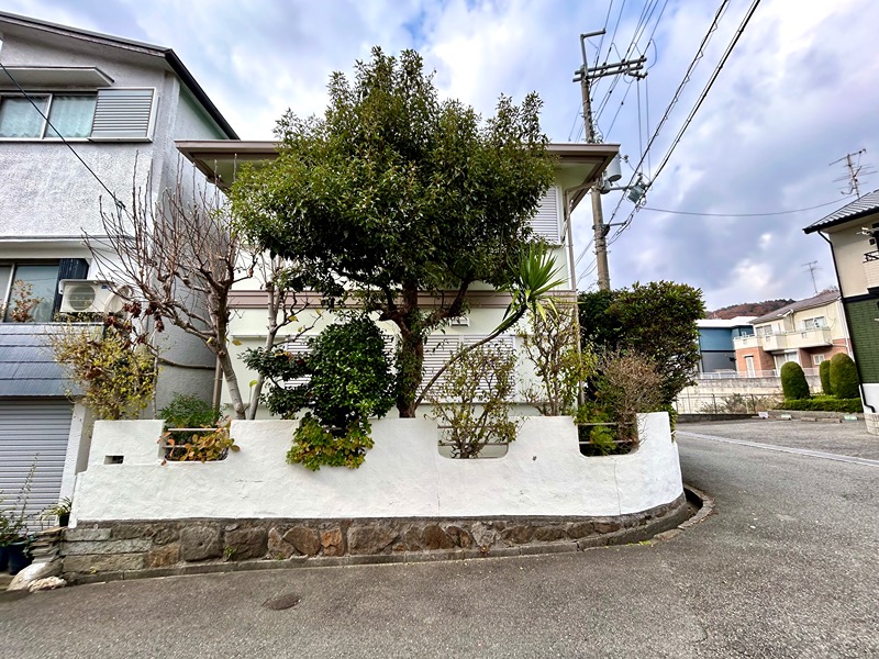 箕面市新稲6丁目 戸建 コンビニやスーパーが徒歩10分圏内にございます。