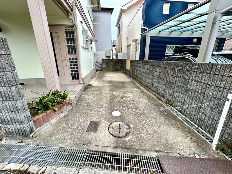 箕面市新稲6丁目 戸建 駐車スペース2台分あるので、来客でのスペース確保も可能！