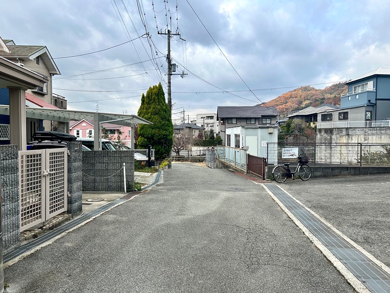箕面市新稲6丁目 戸建 前面道路幅約4.4～4.7ｍございます。駐車もラクラク行えます。
