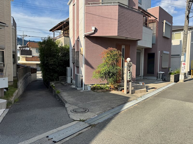 【会員限定】箕面市桜４丁目　戸建 家の脇の道を抜けると、主要な道路へ直ぐにアクセスできます。