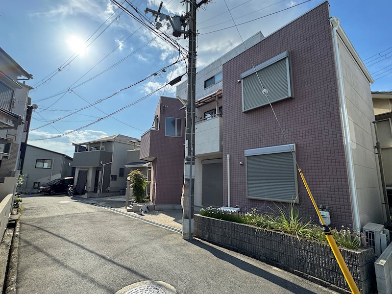 【会員限定】箕面市桜４丁目　戸建 花壇がありますのでお花も楽しめます。