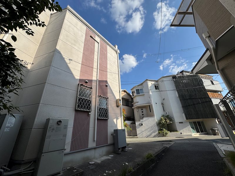 【会員限定】箕面市桜４丁目　戸建 西隣のお家との間には道路があります。